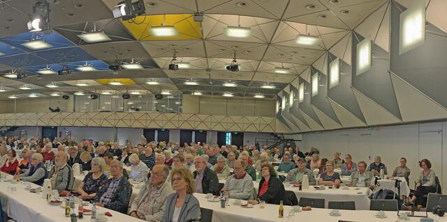 Die Hiltruper Stadthalle war mit über 300 Zuhörerinnen und Zuhörern nahezu bis auf den letzten Platz besetzt | Foto: © Jürgen Thoms  