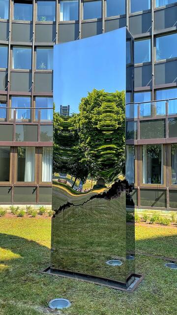 Stefanie Schenk-Busse und Björn Busse: Im Aufbruch, Installation aus fünf Stelen (2013) am Erweiterungsbau.  | Foto: ©Margot Klütsch