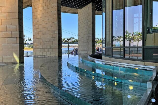 Heinz Mack: Wasser - Licht - Rhythmus (1988). Der Brunnen wurde in Absprache mit dem Architekten Fritz Eller gestaltet. Die Wasserstufen leiten über zum Rhein.  | Foto: ©Margot Klütsch