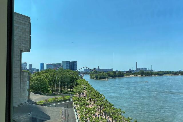 Blick vom Landtag auf die Rheinuferpromenade Richtung Medienhafen. | Foto: ©Margot Klütsch