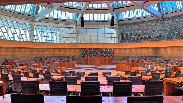 Plenarsaal mit dem Landeswappen von Ferdinand Kriwet | Foto: ©Margot Klütsch