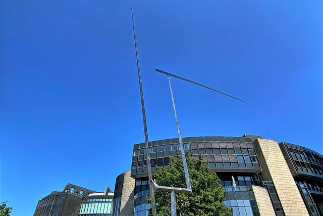 George Rickey: One up - one down - excentric (1988). De kinetische Skulptur wurde zur Eröffnung des Landtags eingeweiht.   | Foto: ©Margot Klütsch