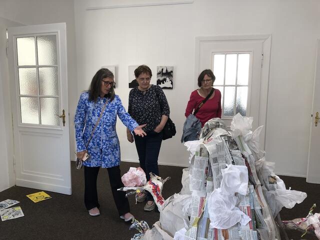 Margrete Rettkowski-Felten erläutert eine Installation in der aktuellen Schau "Coming home" in Mülheim an der Ruhr | Foto: MMKM - Museum Moderne Kunst Mülheim