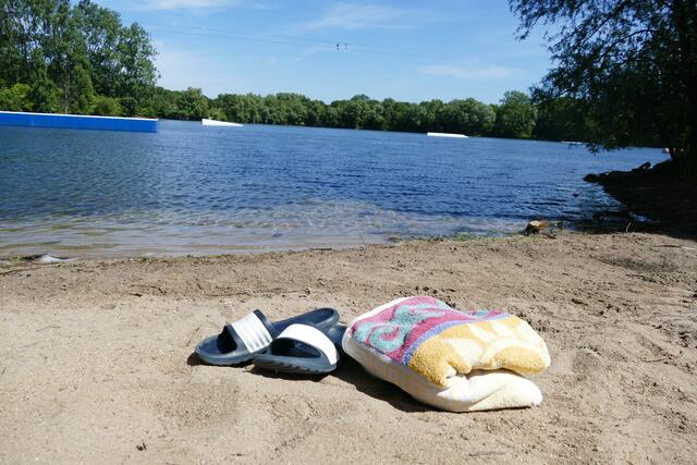 Während ein Ohnmachtsanfall an Land als Folge eines „Softwareabsturzes“ unserer vegetativen Steuerung in der Regel harmlos ist, wird der Sprung ins kühle Nass zum tödlichen Verhängnis.
Bitte beachten: Immer abkühlen! Kein Alkohol! Nicht unmittelbar nach dem Essen schwimmen gehen! Keine Kopfsprünge in undurchsichtigen Gewässern, wie Baggerseen!
 | Foto: S. Kalkmann