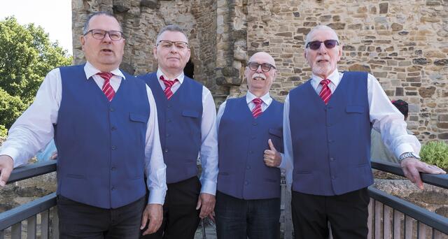 Herzlich Willkommen im Chor: Geschäftsführer Lothar 
 Wusthoff (links) mit den neuen Aktiven Roland, Reinhold und Horst