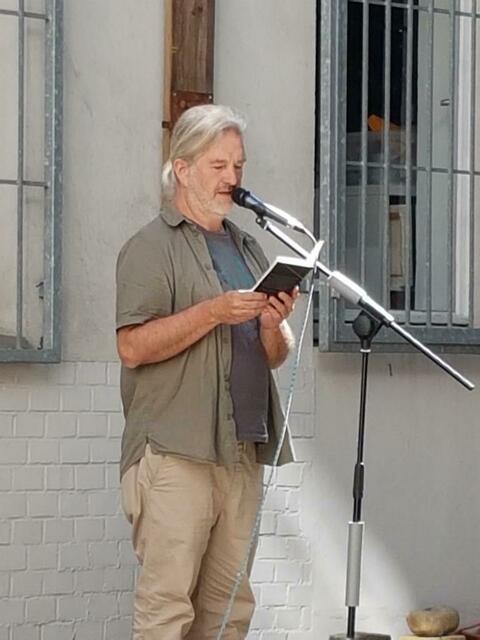 Ansgar Alm bei seinem Beitrag zum Thema "Obdachlosigkeit" | Foto: Mülheimer Kunstverein und Kunstförderverein KKRR