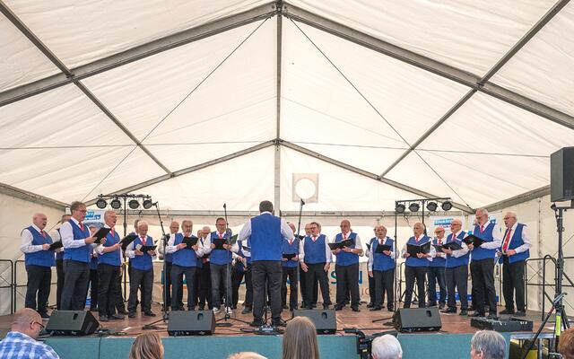 Chorauftritt am Sonntagmittag. Unser in Urlaub weilender Chorleiter Thomas Scharf wurde durch seinen Bruder Michael vertreten.