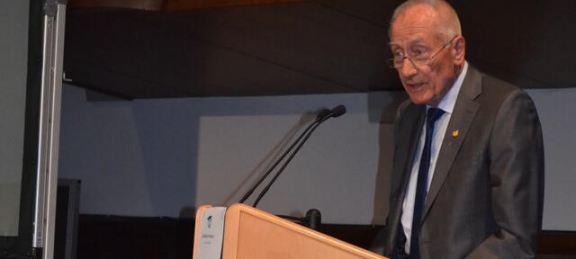 Werner Schowe, Vertreter des Vereins der Ehemaligen der Leibniz-Gesamtschule, hielt ebenfalls eine bewegende Rede.  | Foto: Thomas Facklam