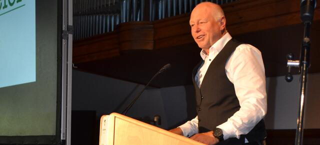  88 Schülerinnen und Schüler haben es geschafft: Am Samstag haben sie ihre Abschlusszeugnisse entgegen genommen. SchulleiterKarl Hußmann gratulierte nicht nur Absolventinnen und Absolventen, sondern bedankte sich auch bei Eltern, de Kollegium und allen weiteren Mitarbeiterinnen und Mitarbeitern. | Foto: Thomas Facklam