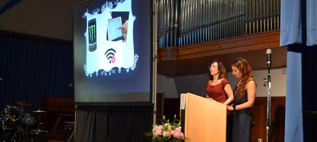 Auch die Abiturrede der Jahrgangsstufenkoordinatorinnen Tanja Mangold und Cigdem Özdemir war ebenso humorvoll und nachdenklich.  | Foto: Thomas Facklam