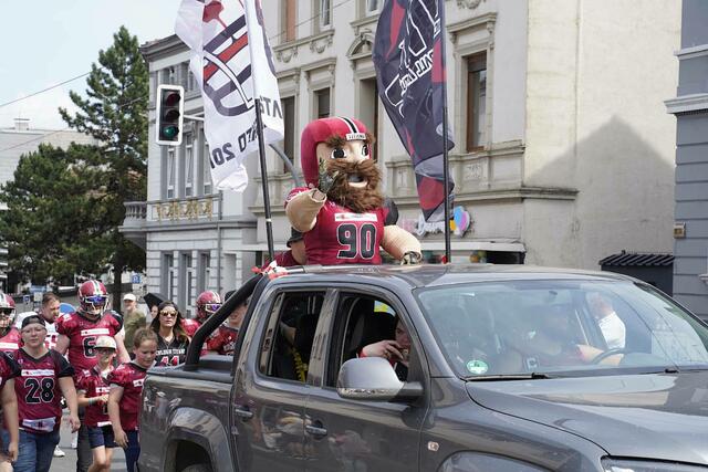 Titel: Titans Iserlohn.
Foto aus Story: „Nachricht: IBSV Schützenfest in Iserlohn.

Foto Impressionen aus großem Festzug vom IBSV Schützenfest 2023 in Iserlohn.“ | Foto: Jörg Schubert - #schubertj73
