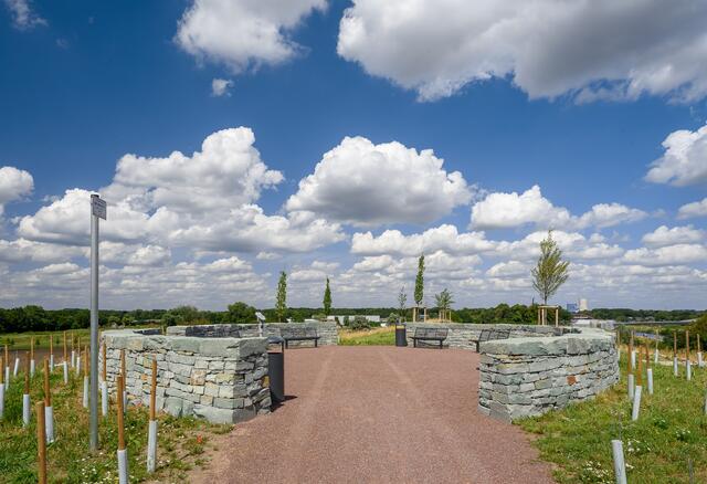 Oben auf dem Aussichtshügel gibt es mehrere Sitzgruppen