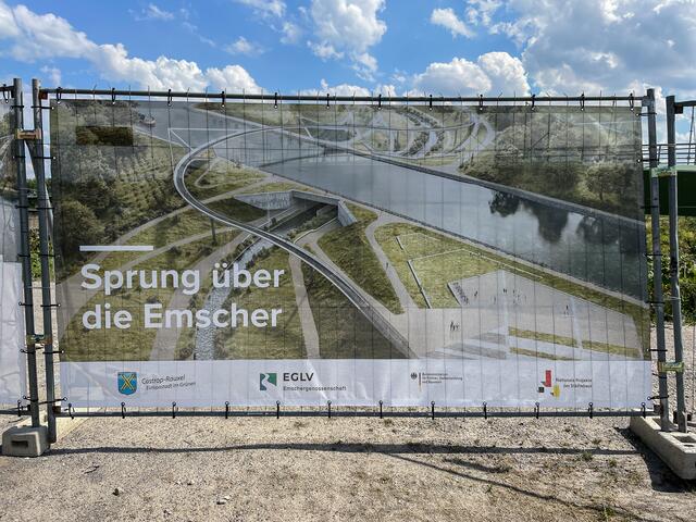Das Plakat am Bauzaun gibt schon einen Eindruck, wie der "Sprung über die Emscher" später aussehen wird.