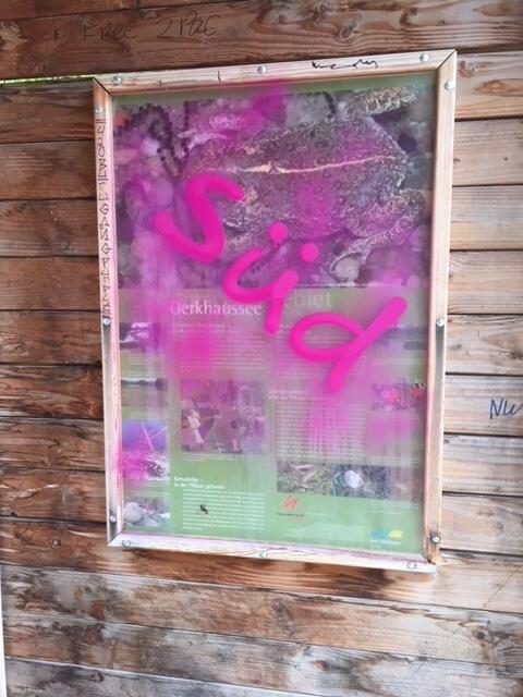 Die Informationstafel ist nicht mehr lesbar. | Foto: Daniela Hitzemann