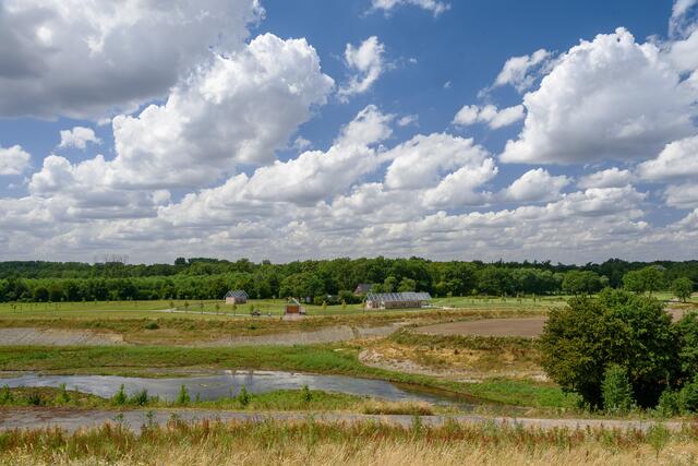 Vom Aussichthügel kann man Teile des Emscherlandes auf der anderen Seite der Emscher überblicken.