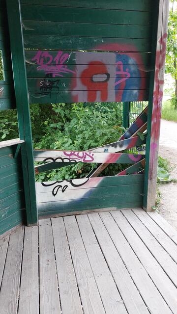 Die Bretter der Wand wurden einfach herausgetreten. | Foto: Daniela Hitzemann