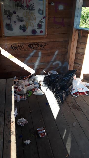 Ekelhaft ist der liegengebliebene Müll. | Foto: Daniela Hitzemann