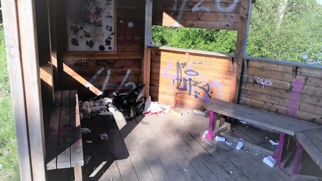 An warmen Tagen künden die Hinterlassenschaften von der Beliebtheit des Treffpunkts. | Foto: Daniela Hitzemann