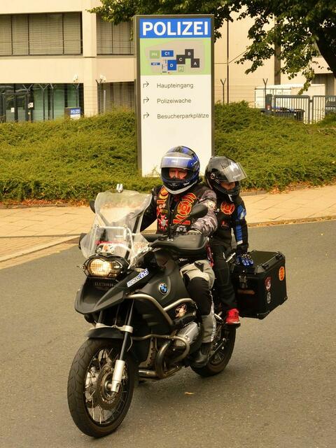 Der jüngste Teilnehmer als Sozius mit Papa | Foto: Uwe Klein
