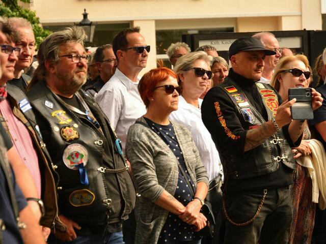 Aufmerksame Zuhörer - links in der Kutte der Verbindungsstellenleiter der IPA Essen und Mitglied der "Blue Knights" Rainer Wittka | Foto: Uwe Klein