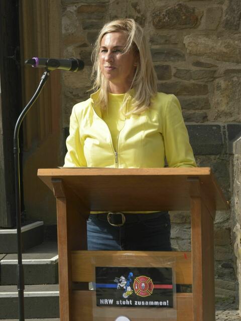 NRW-Staatsministerin und ehemalige Polizistin in Gelsenkirchen, Dr. Daniela Lesmeister, vertrat den Innenminister.  | Foto: Uwe Klein