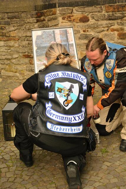 An der Erinnerungsstätte in Ratingen vor der katholischen Kirche | Foto: Uwe Klein