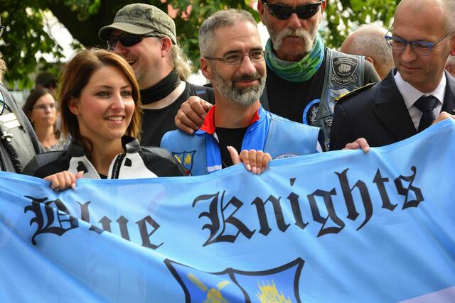 Vereint unter dem Banner der Blue-Knights, rechts im Bild der Feuerwehrchef von Ratingen | Foto: Uwe Klein