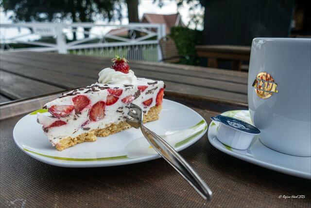 ... Tortenstück der Meisterklasse: "Erdbeer-Jogurt" ... | Foto: © Regine Hövel 2023