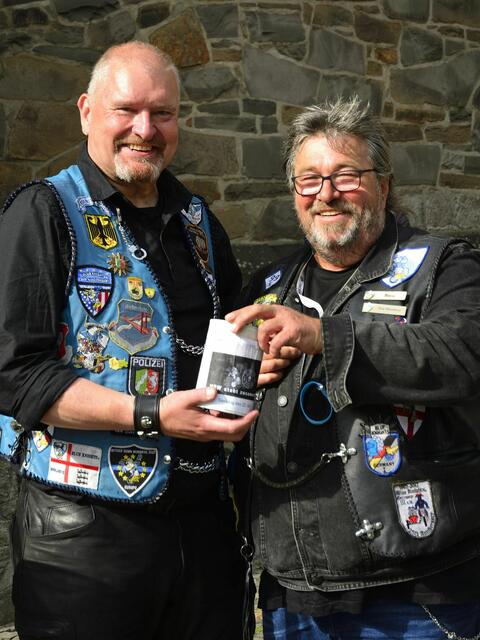 Der Essener Rainer Wittka (rechts im Bild) übergibt einen Geldbetrag an den Veranstaltungsleiter Günter Geukes. | Foto: Uwe Klein