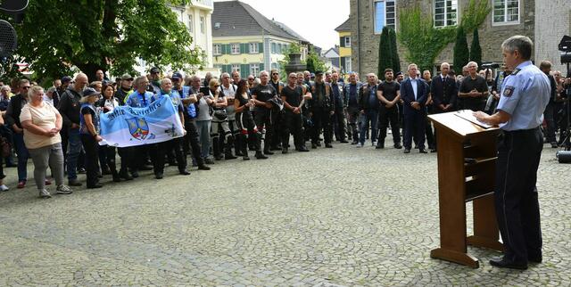 Polizeidirektor Thomas Decken sprach zu den Teilnehmern | Foto: Uwe Klein