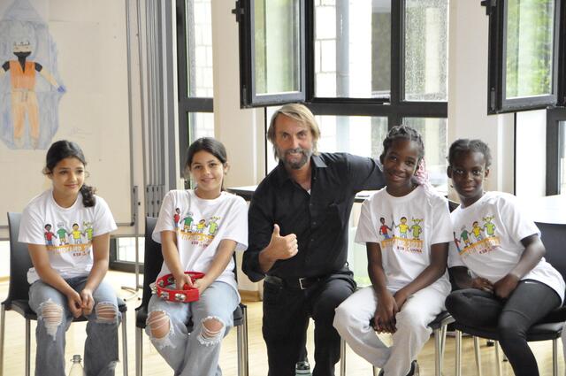 Pater Tobias Breer besuchte das Sommercamp in Hachen und sprach dort mit den Kindern. | Foto: Manfred Kalix