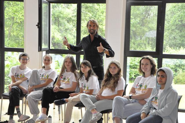 Pater Tobias Breer besuchte das Sommercamp in Hachen und sprach dort mit den Kindern. | Foto: Manfred Kalix