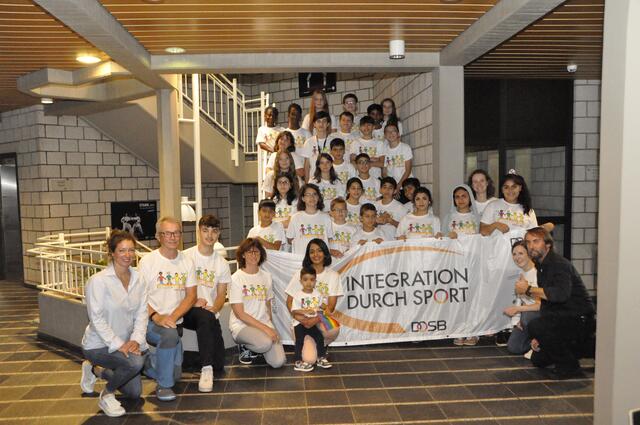 Pater Tobias Breer besuchte das Sommercamp in Hachen und sprach dort mit den Kindern. | Foto: Manfred Kalix