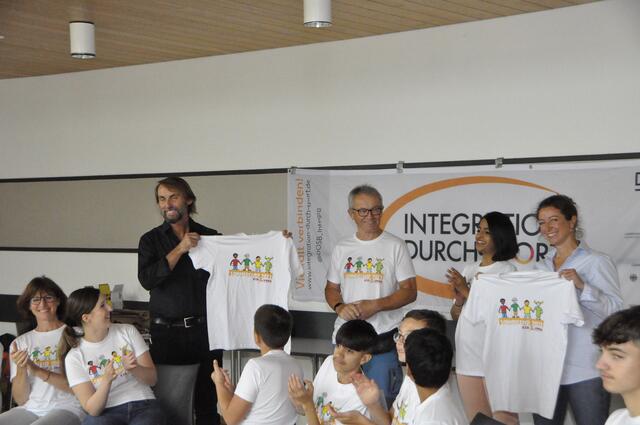 Pater Tobias Breer besuchte das Sommercamp in Hachen und sprach dort mit den Kindern. | Foto: Manfred Kalix