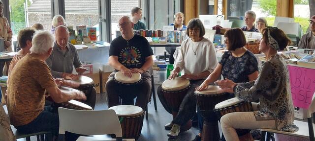 Die Jakobus-Trommelgruppe brachte gute Laune bei ihrem erst 2. Auftritt mit. 