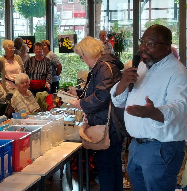 Diakon Morya Gnanko begrüßt als Vertreter der raum- und gastgebenden ev. Kirchengemeinde Brackel die Anwesenden.