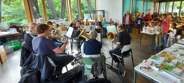 Der Jungbläserkreis des kirchengemeindlichen Posaunenchores spielte zu Beginn des Büchermarktes.