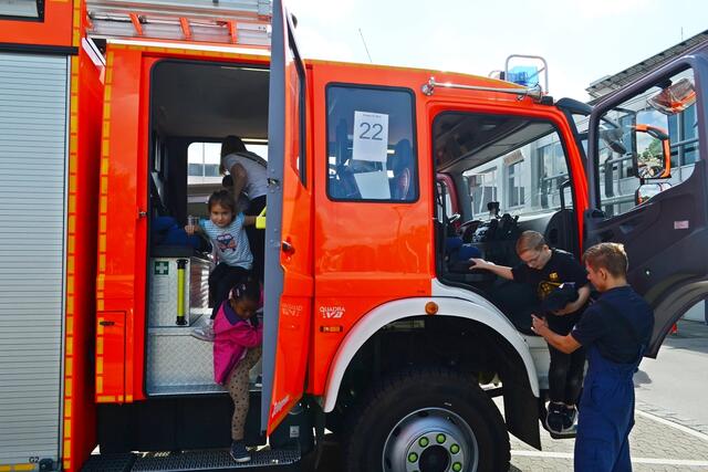 Beliebte Rundfahrten mit dem Feuerwehrfahrzeug | Foto: Horst Nauen