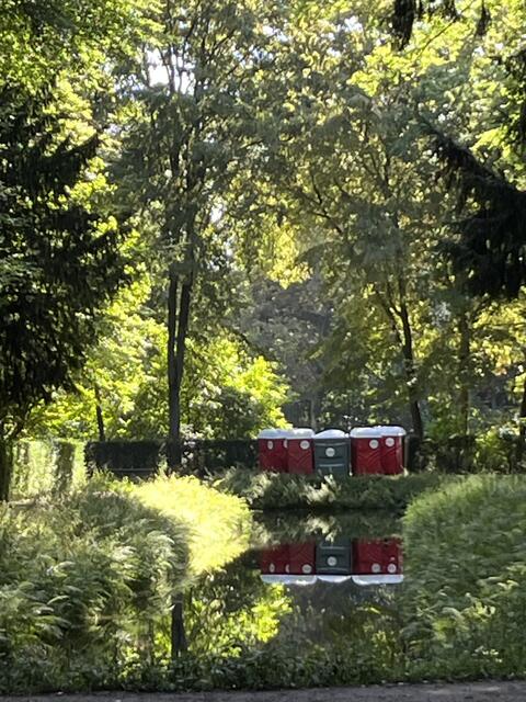 Auch Toilettenhäuschen, die auch sonst im Park nötig wären, wurden aufgestellt.