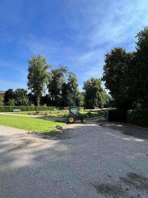 Auch die Beete bekommen einen letzten Schliff.