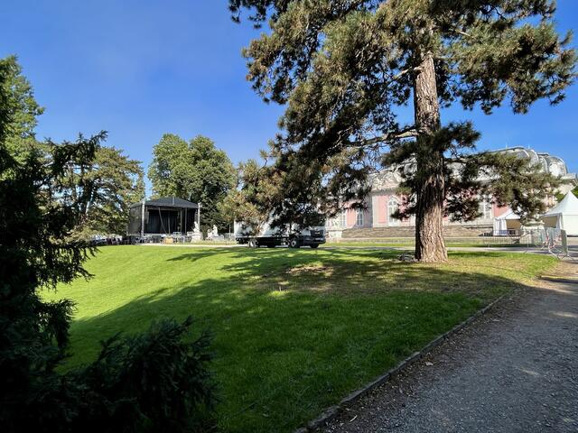 Schloss und Bühne etwas versteckt fotografiert.