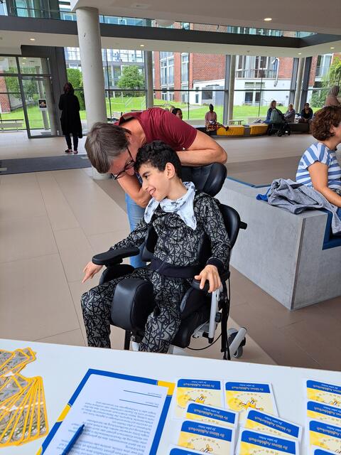 Helga Brerndmeyer spricht mit Yessin Bahradu. | Foto: Aktion Kindertraum