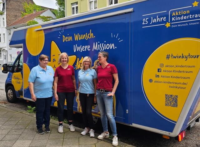 Die Teams von Aktion Kindertraum und FortSchritt waren nach dem Info-Tag zufrieden mit dem großen Interesse der vielen Besucher. | Foto: Aktion Kindertraum