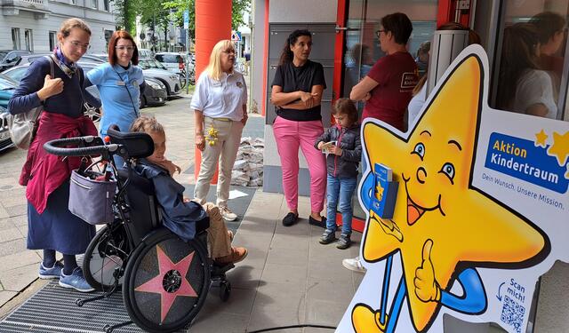 Auch der Informationsstand in Düsseldorf bei FortSchritt in Düsseldorf traf auf viel Interesse. | Foto: Aktion Kindertraum