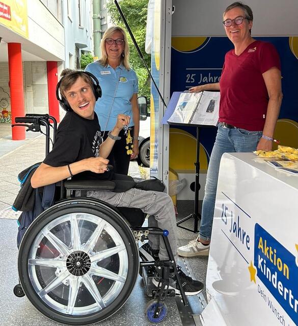 Helga Berndmeyer, Dennis und Ursula Kortes am Informationstand der Aktion Kindertraum. | Foto: Aktion Kindertraum