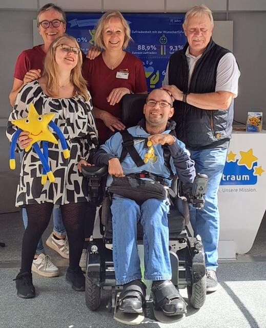 Helga Berndmeyer, Beate Herschel, Andreas Hochheuser, sowie zwei erwachsene Teilnehmer, Frau Benten und Stammen am Informationstag in Düsseldorf. | Foto: Aktion Kindertraum