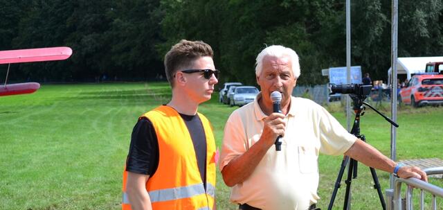 (r.): Lothar Steinbiss , Pilot von Air Albatros, die Rundflüge mit einer historischen ANTONOV An-2, dem größten noch fliegenden Doppeldecker der Welt | Foto: Horst Nauen