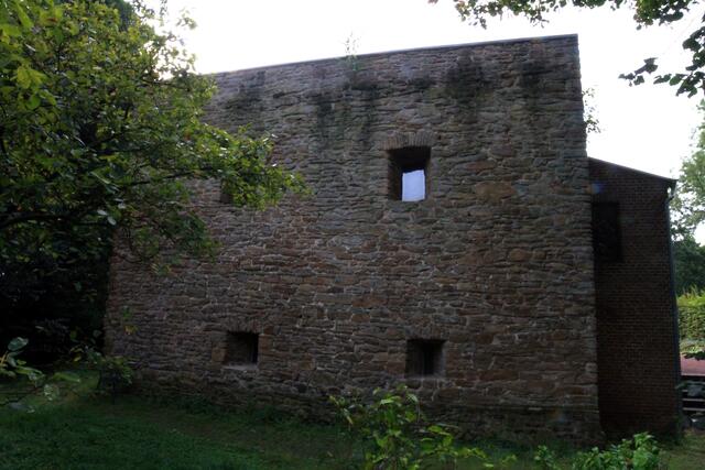 Ein Gebäude aus dem 12. jahrhundert- einer der wenigen erhaltenen  profanen Bauten aus dieser Zeit, erinnern an den Dienstsitz der Herren von Rüttenscheid.