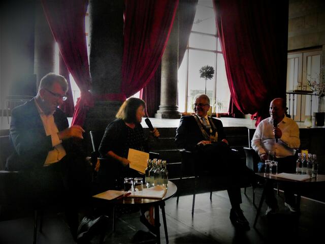 Stadtrat Chris McEwan, Mayor Jan Cossins, Oberbürgermeister Marc Buchholz und der Übersetzer von der Town-Twinning Association bei der Talkrunde vor dem Good-Bye-Dinner im Marmorsaal der Stadthalle. | Foto: Thomas Emons