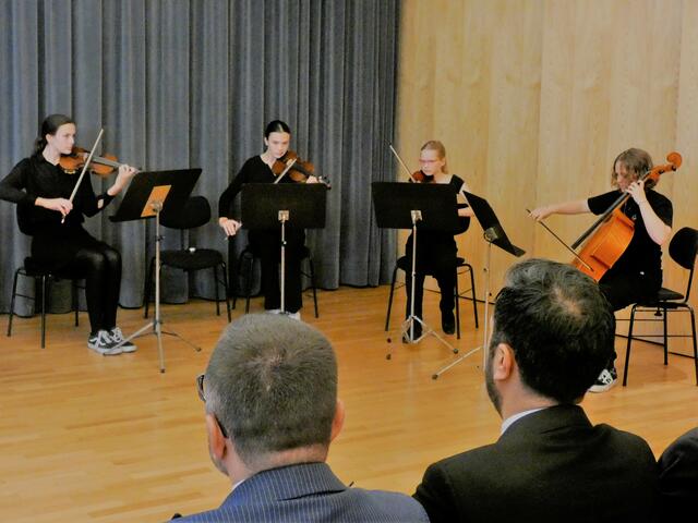 Dieses weibliche Streichquartett aus den Reihen der Musikschule sorgten mit einem Soundmix aus Beethoven und Beatles für die musikalische Eröffnung der Städtepartnerausstellung im Haus der Stadtgeschichte. in dem seit 2013 auch die städtische Musikschule zu Hause ist. Sie wurde 1953 gegründet, als Mülheim und Darlington Partnerstädte wurden. | Foto: Thomas Emons